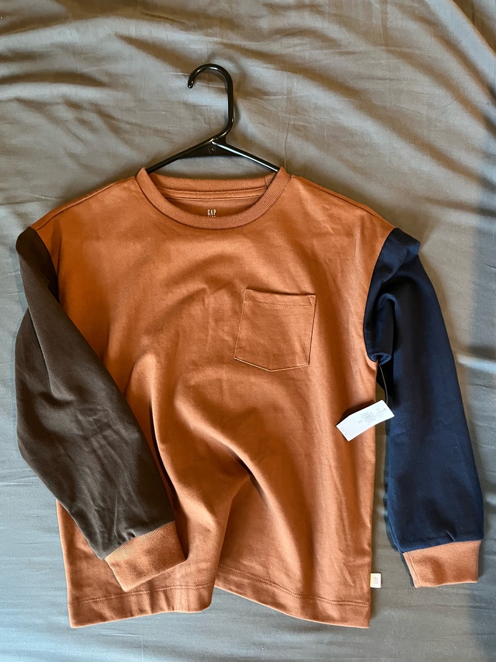 🐻 GAP Kids Colorblock Heavyweight Tee, Long Sleeve With Pocket, Boys Medium